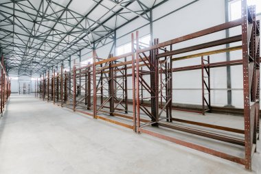 Boş raflar ile boş ambar iç