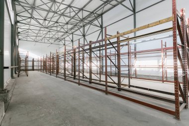 Boş raflar ile boş ambar iç