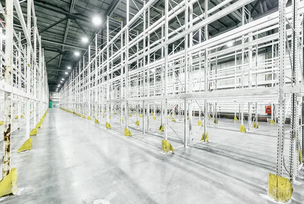 Boş raflar ile boş ambar iç