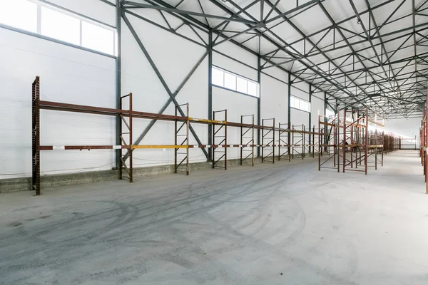 Boş raflar ile boş ambar iç