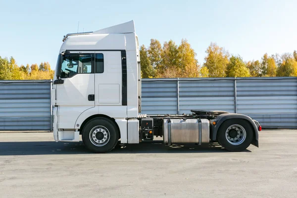 White Truck Trailer Sun — Stock Photo, Image