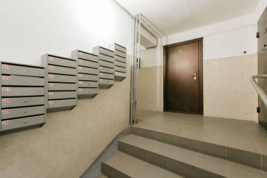 Bir apartmanın lobisindeki posta kutuları.