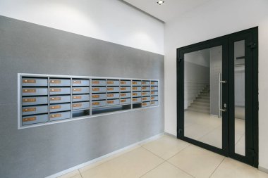 Bir apartmanın lobisindeki posta kutuları.