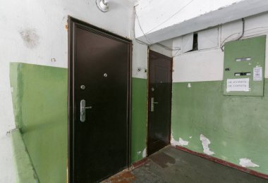 Girişteki dairenin giriş kapısı.