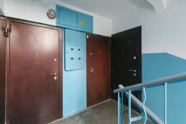 Girişteki dairenin giriş kapısı.