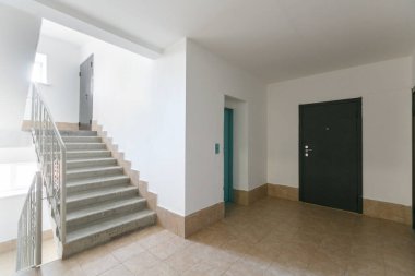 Girişteki dairenin giriş kapısı.