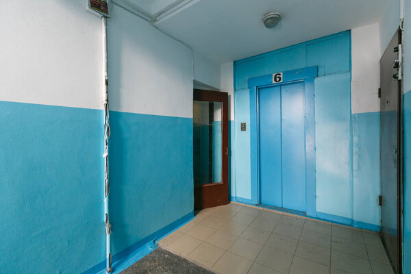 Входная дверь в квартиру на входе
