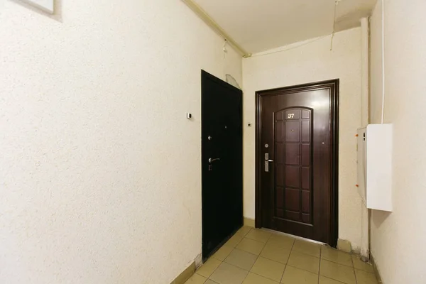 entrance door to the apartment in the entrance