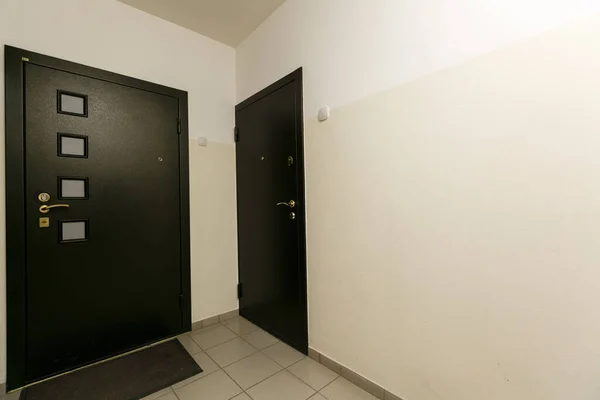 入り口のアパートの入り口のドア — ストック写真