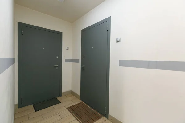Πόρτα Εισόδου Στο Διαμέρισμα Στην Είσοδο — Φωτογραφία Αρχείου