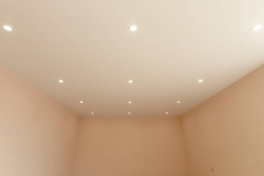 Açık renkli yeni mobilyasız ev ya da daire