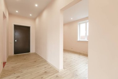 Açık renkli yeni mobilyasız ev ya da daire