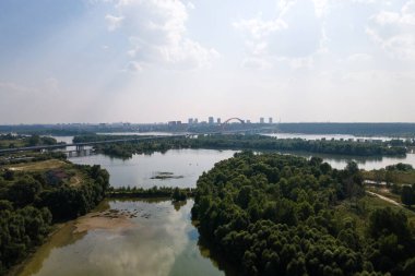 Nehir kıyısındaki büyük bir şehirde modern yerleşim yeri. Uçaktan görüş.