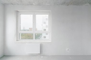 Beyaz renklerde dekorasyonsuz dairenin içi