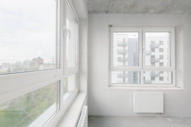 Beyaz renklerde dekorasyonsuz dairenin içi