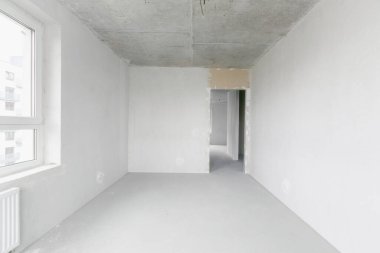 Beyaz renklerde dekorasyonsuz dairenin içi