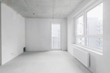 Beyaz renklerde dekorasyonsuz dairenin içi