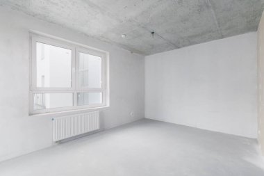 Beyaz renklerde dekorasyonsuz dairenin içi