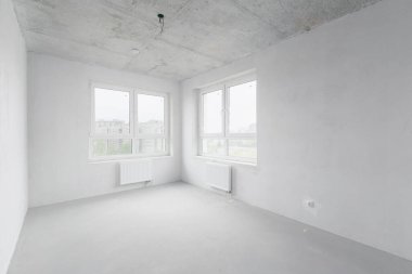 Beyaz renklerde dekorasyonsuz dairenin içi