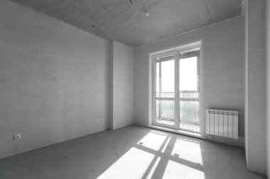 Dairenin içi gri renklerle süslenmemiş.