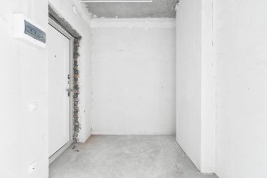 Beyaz renklerde dekorasyonsuz dairenin içi