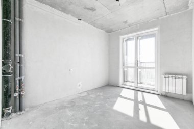 Beyaz renklerde dekorasyonsuz dairenin içi