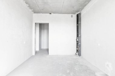 Beyaz renklerde dekorasyonsuz dairenin içi