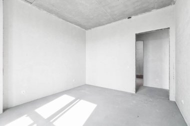 Beyaz renklerde dekorasyonsuz dairenin içi