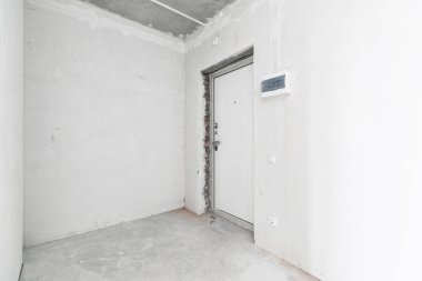 Beyaz renklerde dekorasyonsuz dairenin içi