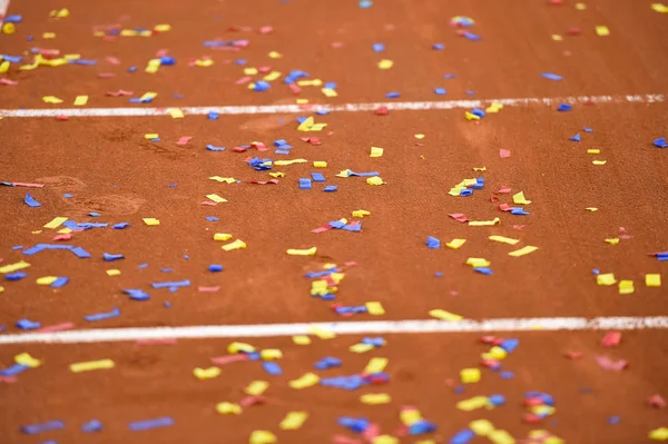 Detalhe Show Com Confete Uma Quadra Barro Tênis — Fotografia de Stock