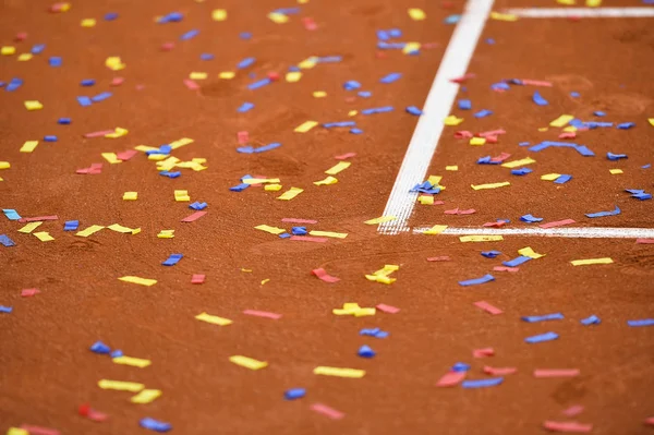 Detalhe Show Com Confete Uma Quadra Barro Tênis — Fotografia de Stock