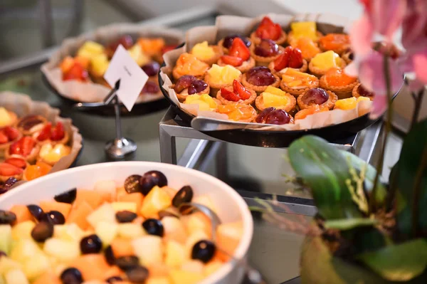 Servizio Catering Con Deliziosi Deserti Crostate Frutta — Foto Stock