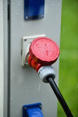 Yağmur damlaları endüstriyel elektrik fiş sırasında şiddetli yağmur görülür