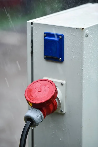 Regentropfen Werden Bei Starkem Regen Auf Industriellem Stecker Gesehen — Stockfoto