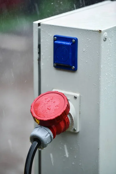 Σταγόνες Βροχής Είναι Ορατά Βιομηχανικό Ηλεκτρικό Βύσμα Κατά Βροχή — Φωτογραφία Αρχείου
