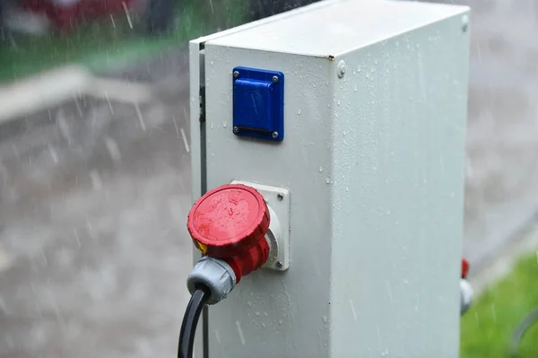 Regentropfen Werden Bei Starkem Regen Auf Industriellem Stecker Gesehen — Stockfoto