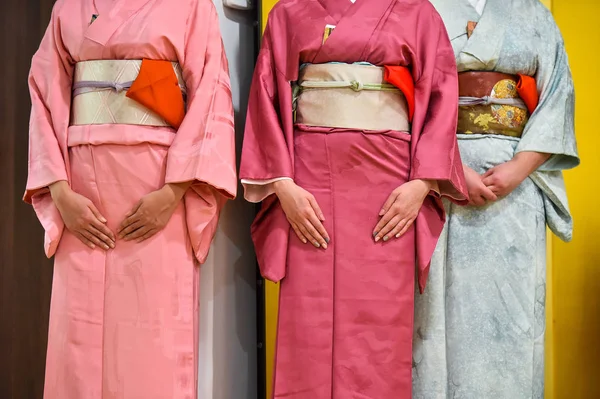 Çay töreni sırasında geleneksel Kimono ile ayrıntılı