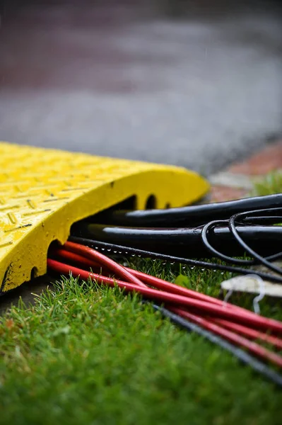 Primer Plano Disparado Durante Fuertes Lluvias Cables Eléctricos Industriales — Foto de Stock