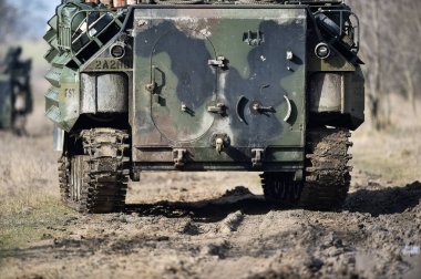 Amfibi tank tırtıl bir savaş alanında görülür