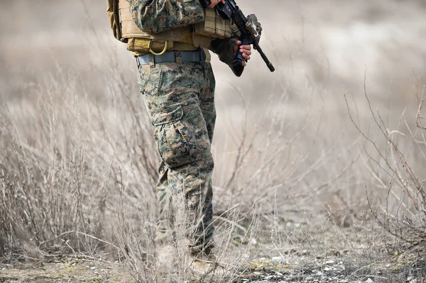 Detalle Automático Del Rifle Uniforme Camuflaje Militar Soldado Campo — Foto de Stock