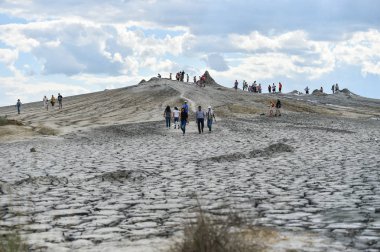 Berca, Romanya - 13 Ağustos: çamur volkanlar olarak da bilinen turistler yaz sezonu haritasında Berca 13 Ağustos kubbeler çamur.