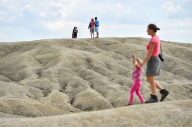 Berca, Romanya - 13 Ağustos: çamur volkanlar olarak da bilinen turistler yaz sezonu haritasında Berca 13 Ağustos kubbeler çamur.