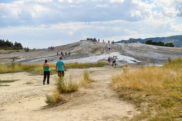 Berca, Romanya - 13 Ağustos: çamur volkanlar olarak da bilinen turistler yaz sezonu haritasında Berca 13 Ağustos kubbeler çamur.