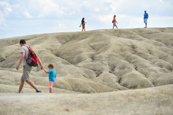 Berca, Romanya - 13 Ağustos: çamur volkanlar olarak da bilinen turistler yaz sezonu haritasında Berca 13 Ağustos kubbeler çamur.