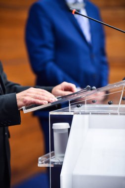 Takım elbiseli adam ile bir basın toplantısı sırasında ateş detay