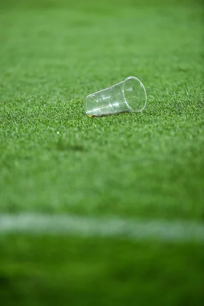 Çim Futbol Sahası Üzerinde Plastik Çöp Kovası — Stok fotoğraf