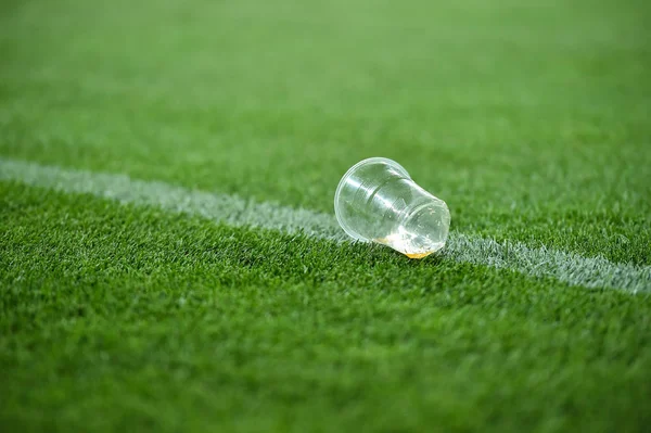 足球场上的草皮上有塑料垃圾桶 — 图库照片