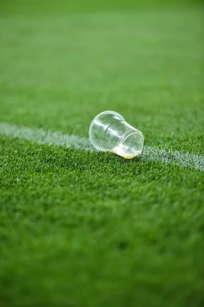足球场上的草皮上有塑料垃圾桶 — 图库照片