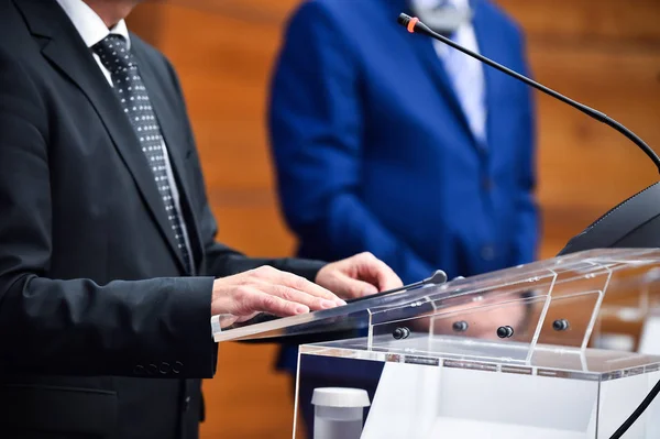 Détail Tourné Avec Homme Costume Lors Une Conférence Presse — Photo