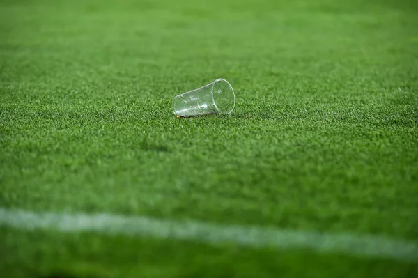 Basura Plástico Césped Campo Fútbol — Foto de Stock